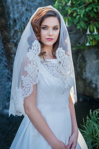 Single Layer Soft Short Bridal Veil With Lace Trim