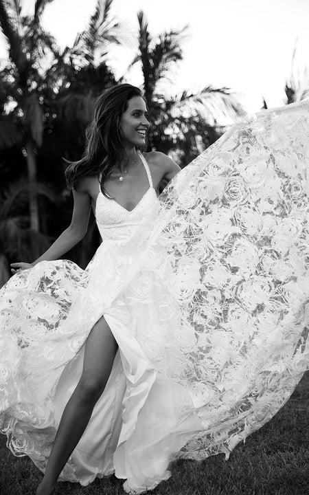 Abito da sposa da facciata in pizzo senza maniche spaghetti