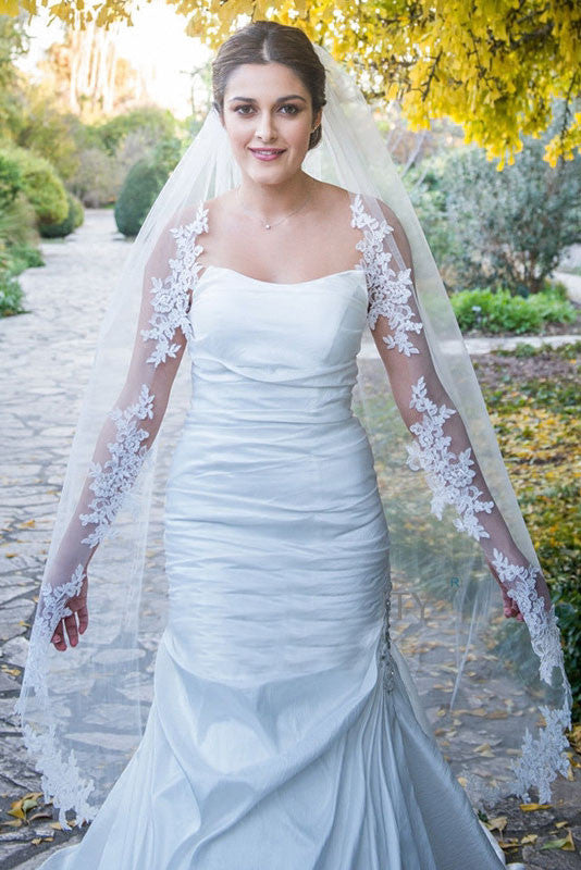 Retro Single Layer Wedding Veil With Lace Trim and Comb