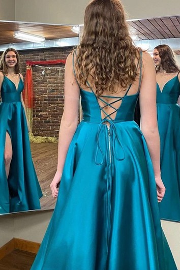 Jednoduché bezrukávové saténové večerní šaty áčkového střihu s otevřenými zády a kapsami, dlouhé až na zem