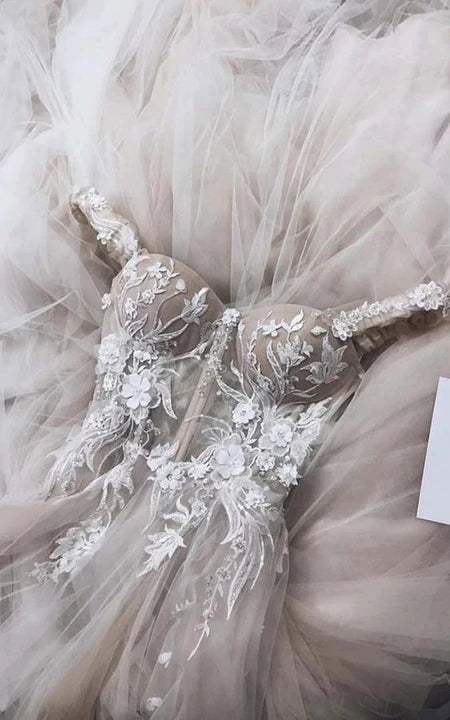 Ethereal Off-the-Shoulder Sweetheart A-Line Tulle Wedding Abito con applicazioni floreali
