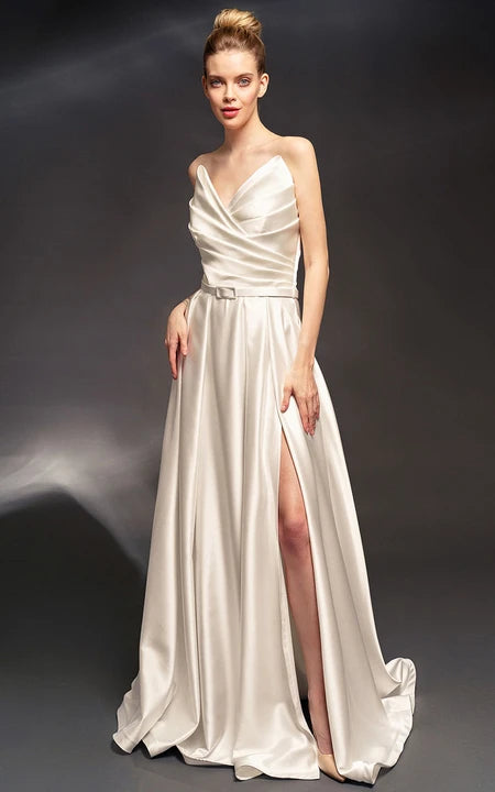 Saténové šaty bez rukávů s rozparkem vpředu a odhalenými zády ve tvaru srdce