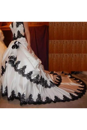 Robe de mariée en taffetas à col en cœur sans manches avec traîne cathédrale et volants en cascade