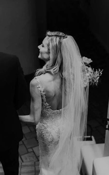 Neformální krajkové svatební šaty s aplikací ve stylu country