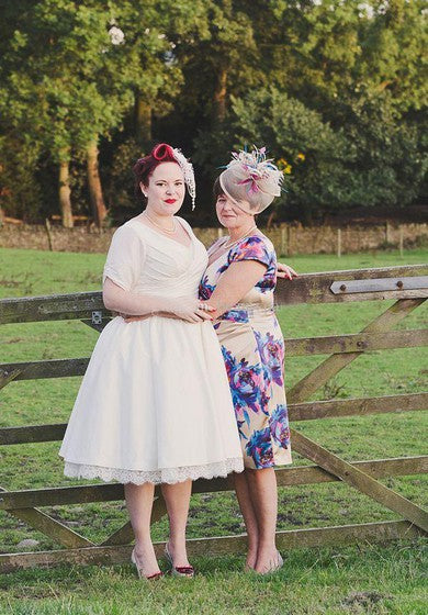 خمر الخمسينيات من القرن الماضي ، طول الشاي/الركبة بأكمام قصيرة من الساتان/الدانتيل بالإضافة إلى فساتين الزفاف الحجم