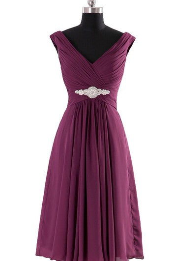 Šaty s výstřihem do V, plisovaným basque pasem a krystaly