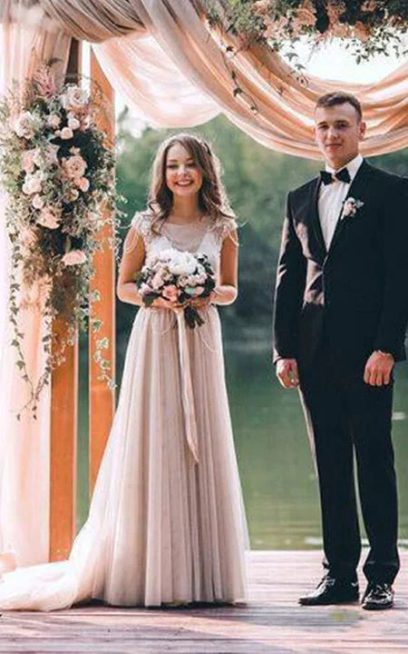 Sommerliches Country-Brautkleid aus plissiertem Tüll mit Rundhalsausschnitt und Perlenverzierung