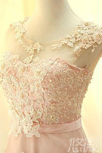 Šaty áčkového střihu bez rukávů z dlouhého šifónu s krajkovými aplikacemi