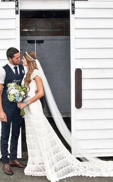 Robe de mariée fourreau simple à manches courtes en dentelle style hippie avec dos en V profond