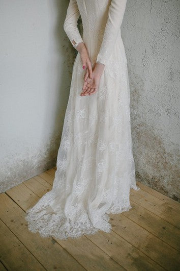 Robe de mariée élégante en dentelle à encolure dégagée et manches 3/4