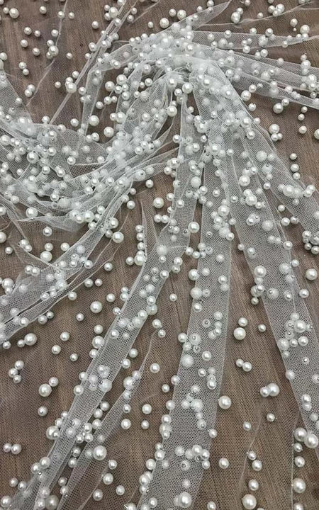 Společenské šaty s odhalenými rameny, áčkovým střihem pod prsy, předním rozparkem a iluzorním efektem s krystalovými ozdobami