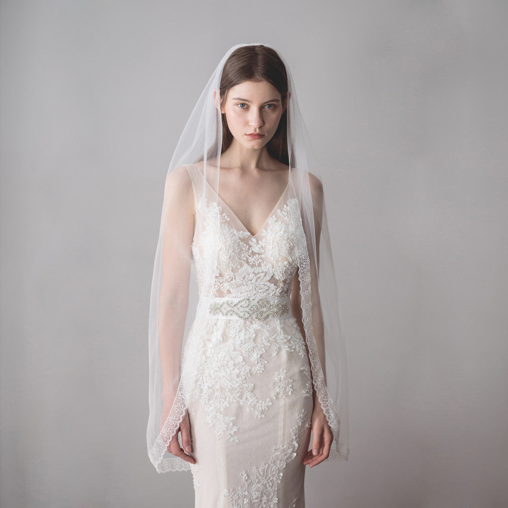 Single Tier Tulle Fingertip Veil with Lace Trim