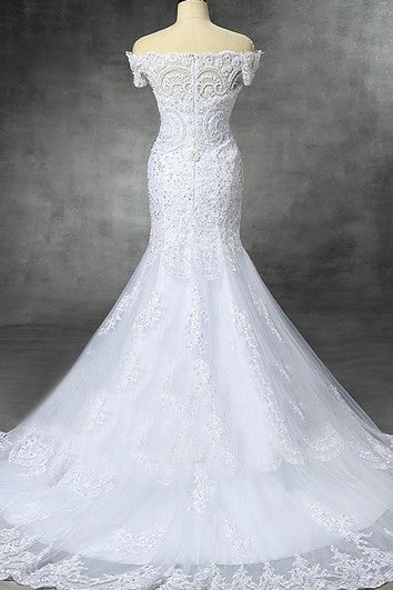 Šaty s trumpetovým střihem, spadlým tylem a flitry