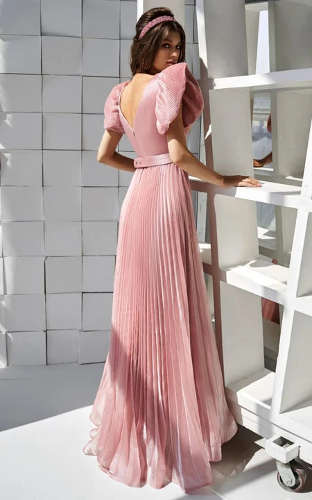 Šaty s výstřihem do V, krátkými nabíranými rukávy, pouzdrovým střihem, páskem a plisovanou sukní