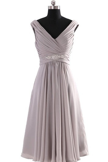 Šaty s výstřihem do V, plisovaným basque pasem a krystaly