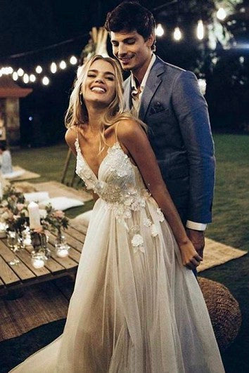 Krajková svatební šaty s hlubokým výstřihem do V, otevřeným zadním dílem a květinovými a krajkovými aplikacemi