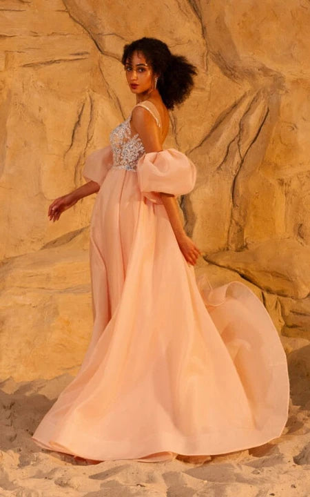 Společenské šaty s lodíčkovým výstřihem, krátkým rukávem, empire pasem, předním rozparkem a korálkovým topem v áčkovém střihu