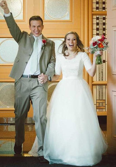 Schlichtes Prinzessin-Brautkleid mit U-Ausschnitt, kurzen Ärmeln, Spitzenoberteil und Schärpe