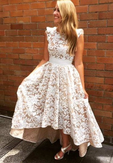 Šaty s krajkou s krátkými rukávy, vysokým a nízkým střihem a páskem v pase