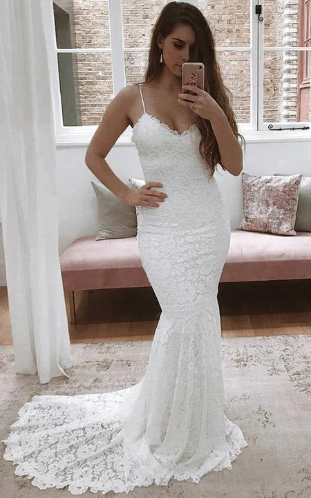Robe de mariée sirène décontractée en dentelle transparente à fines bretelles avec traîne