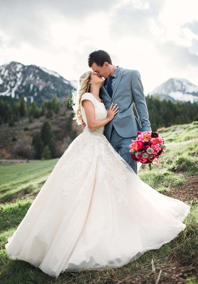 Robe de mariée élégante à manches courtes de la reine Anne avec des appliques en dentelle