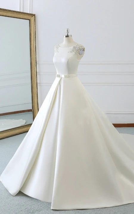 Elegantes Prinzessinnen-Brautkleid mit Perlenbesatz und Schulterklappen im Korsett-Stil | Ballkleid aus einfarbigem Satin mit Hofschleppe