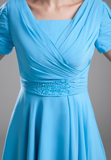 Šaty s krátkým rukávem, čtvercovým výstřihem a délkou ke kolenům s řasením