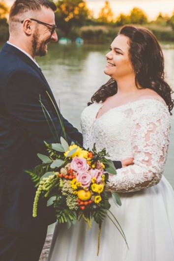 Übergröße V-Ausschnitt A-Linie Bodenlanges Brautkleid aus Tüll und Spitze