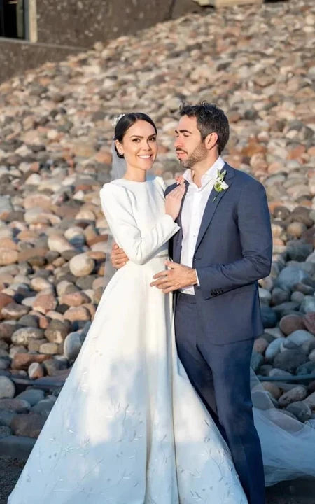 Elegante abito da sposa con retro a basso v-gine di gioiello satinato con ricamo