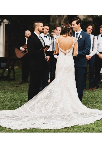 Okouzlující svatební šaty s dlouhými rukávy, bohémským hlubokým výstřihem a katedrálním vlečkou