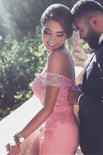 Šaty s krajkovým saténovým potahem, bez ramínek, krátký rukáv, se zipem, s nízkým V výstřihem