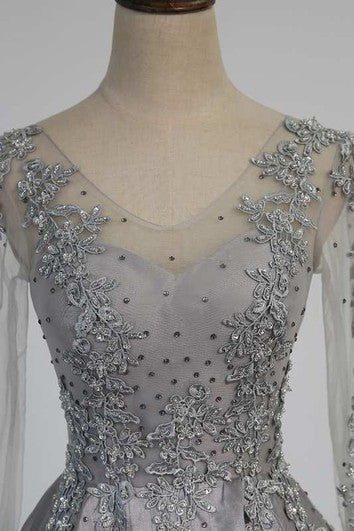 Iluzorní dlouhý rukáv, plisované saténové plesové šaty s výstřihem do V a krajkovými detaily