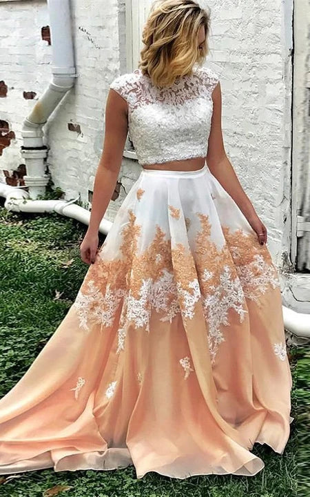 Zweiteiliges Brautkleid mit zweifarbiger Spitzenapplikation und Schlüsselloch