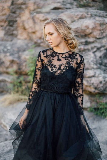 Robe de mariée noire trapèze à manches longues et décolleté plongeant avec boutons et dos illusion et appliqués en dentelle plissée, ceinture/ruban
