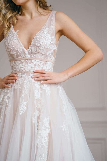 Éterické svatební šaty A-linie s krajkou, dlouhé po zem, bez rukávů, s otevřenými zády a aplikacemi