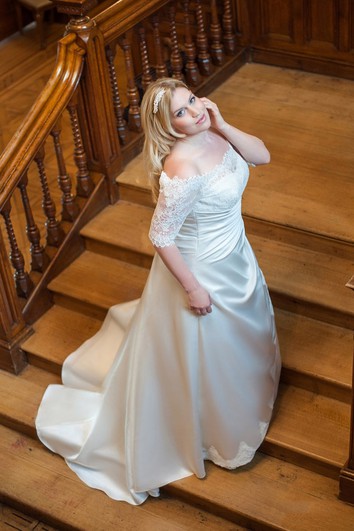 Robe trapèze en satin à manches mi-longues et épaules dénudées avec traîne en dentelle