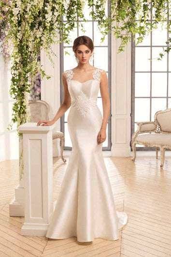 Robe de mariée sirène longue en satin illusion sans manches avec décolleté plongeant et appliques