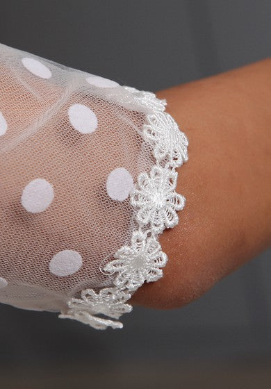 Vestido corto hasta la rodilla de ilusión de medio mangas con encaje y punto