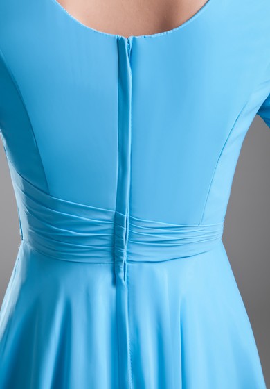 Šaty s krátkým rukávem, čtvercovým výstřihem a délkou ke kolenům s řasením