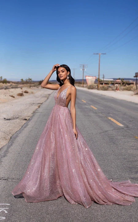 Sexy šaty na ples s hlubokým výstřihem, špagetovými ramínky, empire střihem do áčka a flitry