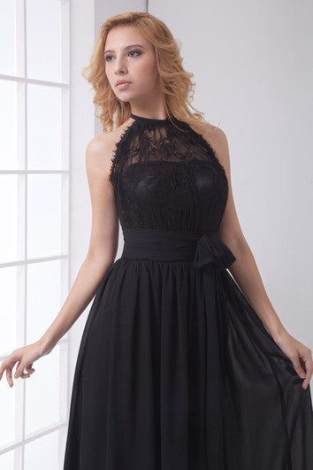 Maxi krajkové šaty bez rukávů s vysokým límcem a mašlí