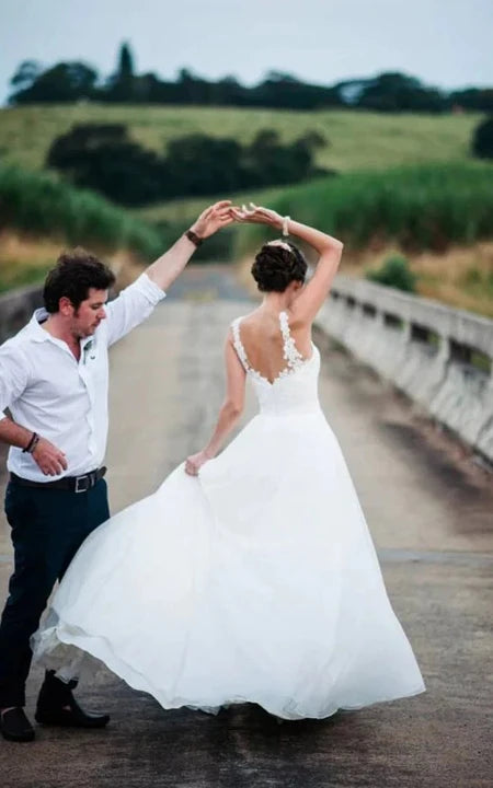 Robe de mariée décontractée en mousseline plissée coupe A avec haut en dentelle