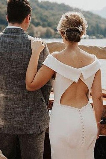 Semplice abito da sposa con manicotto con cappuccio a sirena in chiffon