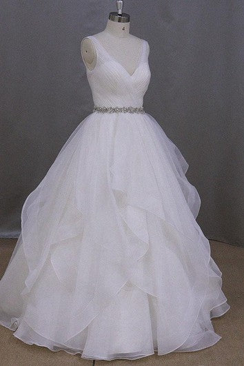 Ärmelloses Organza-Kleid mit V-Ausschnitt, Rüschen und Perlenbesatz in der Taille