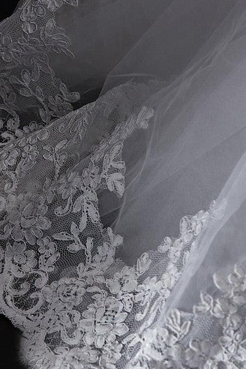 Dlouhé plesové šaty s výstřihem do V, sako, šněrování na zádech, průstřih, tylové krajkové šaty