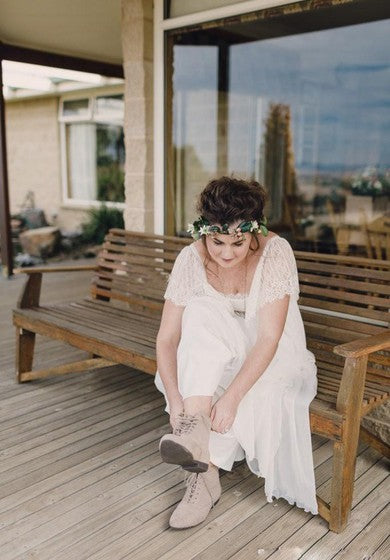 Bohemian Plus Size Spitzen-Brautkleid mit kurzen Ärmeln und offenem Rücken