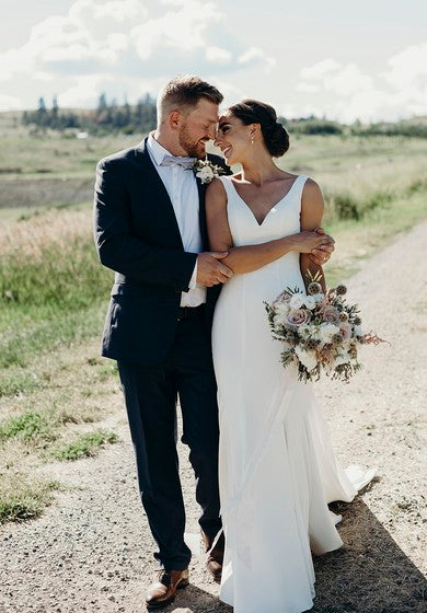 Mořská panna šaty bez rukávů s výstřihem do V, knoflíky a odhaleným zády