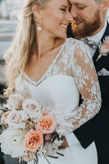 Skromné pouzdrové šaty s krajkovým saténem, V-výstřihem, vlečkou, dlouhým rukávem a hlubokým V-zadním výstřihem pro svatební šaty