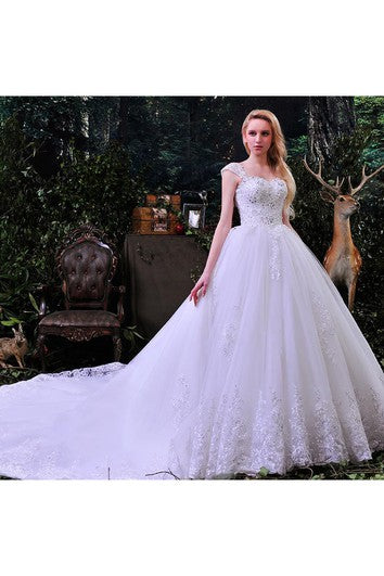 Robe de bal en dentelle à décolleté en cœur