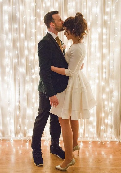 Vestido de novia corto de rodilla de satén de manga larga con escote de bateau